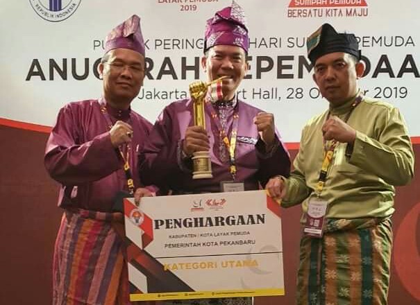 Kota Pekanbaru mendapat penghargaan Kota Layak Pemuda. Piagam dan penghargaan diserahkan Menteri Pemuda dan Olahraga Republik Indonesia Zainuddin Amali kepada Walikota Pekanbaru Dr Firdaus ST MT, Senin 28 Oktober 2019 lalu di Jakarta.