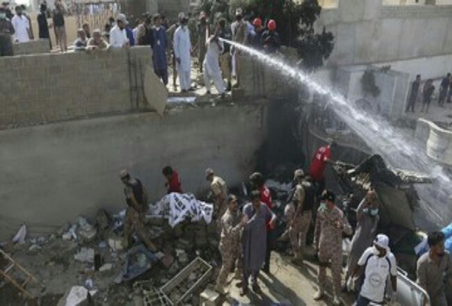 Proses evakuasi di lokasi pesawat jatuh di Karachi, Pakistan. Foto: CNNIndonesia