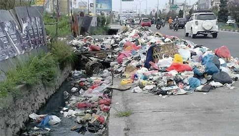 Sampah di Pekanbaru yang dibuang sembarangan oleh warga.