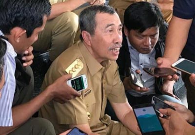 Gubernur Riau Syamsuar memberi keterangan ke media soal Hotel Aryaduta.