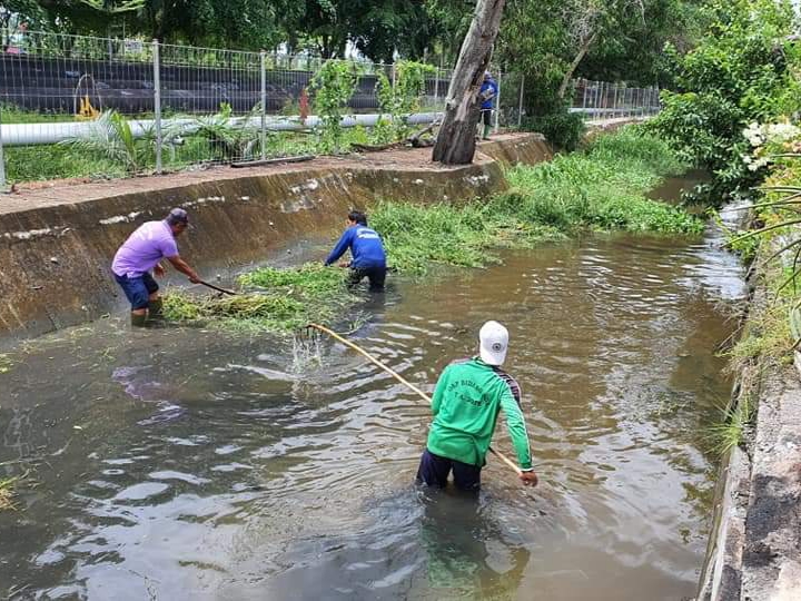   Normalisasi drainase, petugas kebersihan PUPR membersihkan drainase di Jalan Janur Kuning Kota Dumai