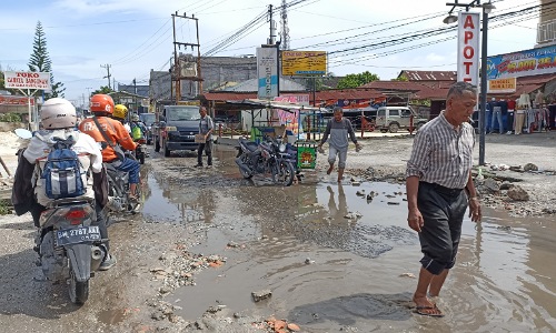 Jalan rusak di Jalan Suka Karya yang pernah viral karena ditimbun warga sendiri (foto/rahmat)