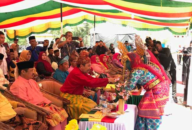 Gubernur Riau Syamsuar saat mengunjungi pulau terluar Provinsi Riau yakni Kecamatan Rupat Utara, Bengkalis.