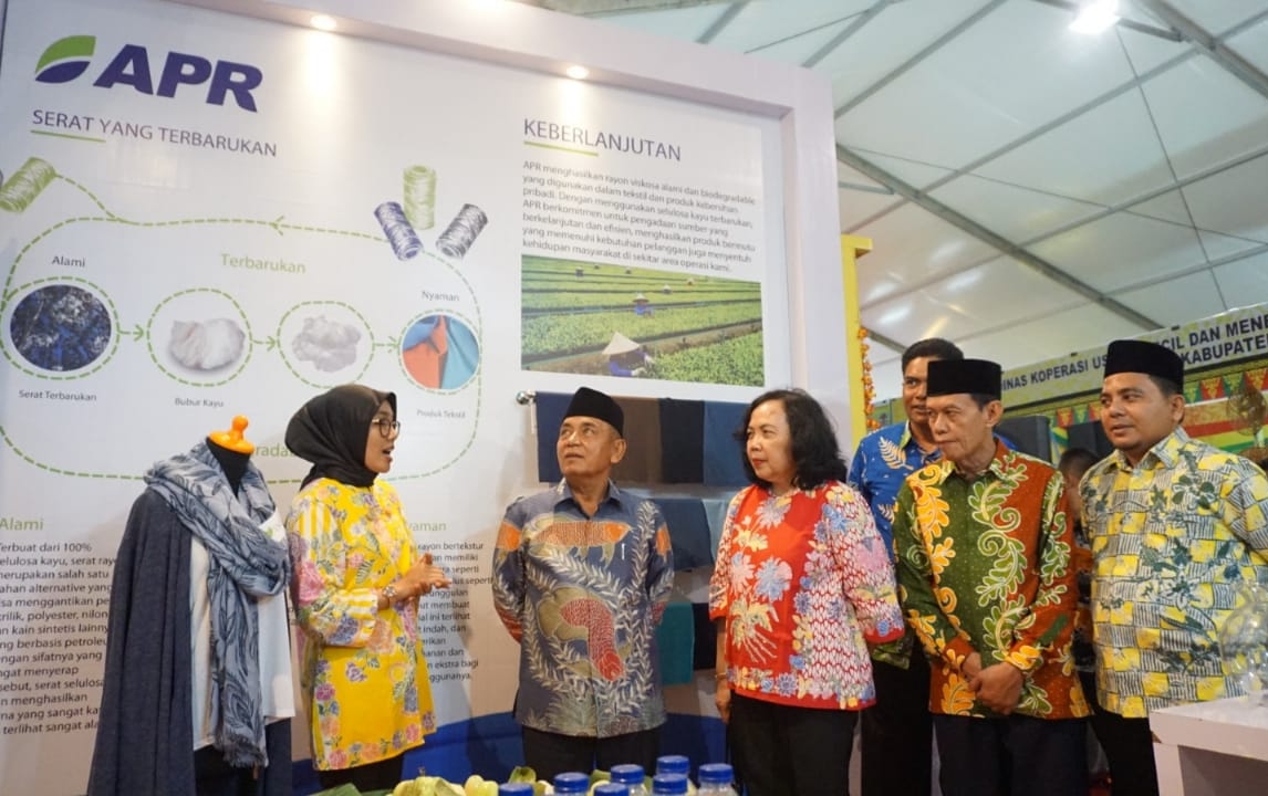 Bupati HM Harris kunjungi stand PT RAPP di Pelalawan Expo 2018.