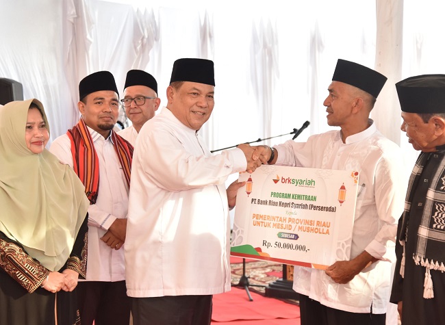 Penyerahan secara simbolis diberikan oleh Ketua Dewan Pengawas BRK Syariah Zulhendri Rais kepada Penjabat (Pj) Gubernur Riau SF Hariyanto, untuk selanjutnya bantuan diserahkan kepada pengurus Masjid Nur Ilham disaksikan oleh Bupati Bengkalis Kasmarni dan Kepala OJK Provinsi Riau Endang Nuryadin.