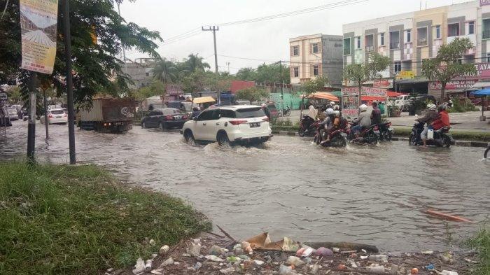 PUPR Kota Pekanbaru, segera bongkar beton penutup drainase ruko di sepanjang Jalan HR Soebrantas (foto/int)