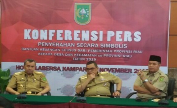 Gubernur Riau Syamsuar (kiri) bersama Wagubri Edy Natar Nasution (tengah) dan Plh Sekdaprov Riau Ahmad Syah Harrofie
