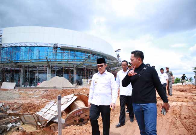 Walikota Dumai Drs H Zulkifli AS MSi meninjau proyek pembangunan City Mal di Dumai. FOTO: Bambang