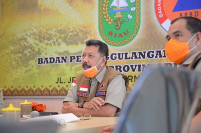 Kepala Badan Penanggulangan Bencana Daerah (BPBD) Riau, Edwar Sanger saat menghadiri pengarahan Presiden RI dalam rapat koordinasi (Rakor) pengendalian Karhutla tahun 2021 bersama Wakil Gubernur Riau (Wagubri) di Gedung Daerah Balai Serindit, Senin (22/2/2021).