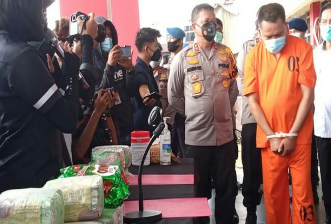 Tersangka dan barang bukti sabu diamankan Polda Riau. Foto: Detik