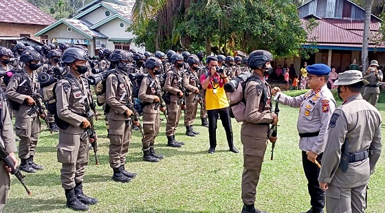 Kapolda Riau memimpin Apel Pembukaan Latihan Berganda Bintara Remaja Sat Brimob Polda Riau di Desa Tanjung Belit