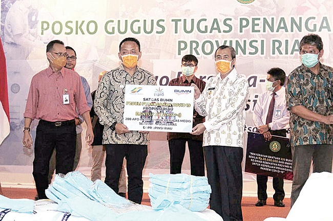 Gubernur Riau Drs H Syamsuar menerima secara simbolis bantuan APD dari PTPN V yang tergabung dalam BUMN Peduli Penanganan Covid 19