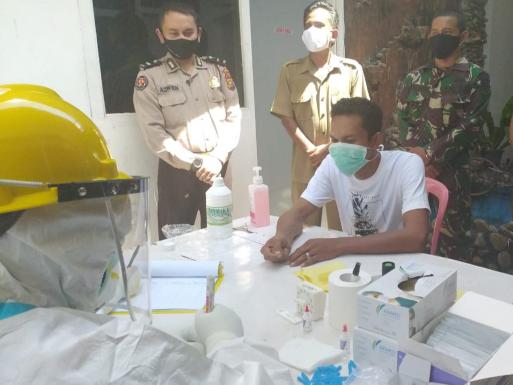 PMI asal Malaysia diisolasi di wisma Mayangsari Dumai sambil menjalani pemeriksaan kesehatan dan Rapid Test untuk mencegah penyebaran virus Corona.