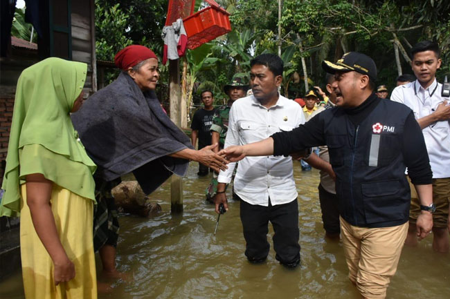 Bupati Kampar H Catur Sugeng Susanto menyambangi warga di Kecamatan Kampar yang terkena banjir.