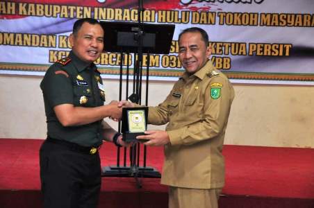 Danrem 031 Wira Bima Brigjen TNI Parlindungan Hutagalung SAP dan Wakil Bupati Inhu, Drs Junaidi Rachmat MSi.(foto: andri/halloriau.com)