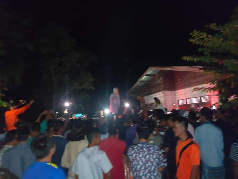 Terlihat massa berkerumun di rumah terduga pelaku pembunuhan di Desa Segomeng Kecamatan Rangsang Barat