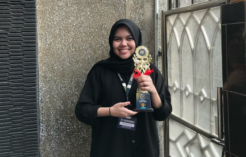 Regitha Nur Azizah, peraih beasiswa PHR yang berkuliah di Universitas Pertamina meraih Juara I Festival Bahasa Inggris (foto/ist)