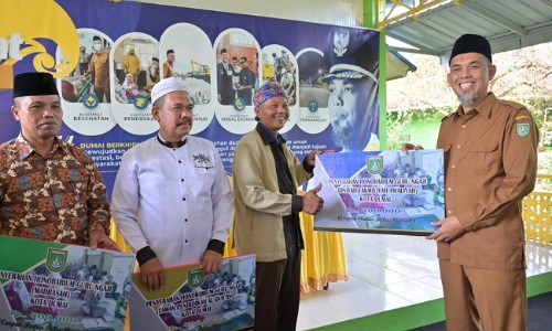 Walikota Dumai H. Paisal secara simbolis menyerahkan sagu hati kepada guru ngaji di Kota Dumai.(foto: bambang/halloriau.com)