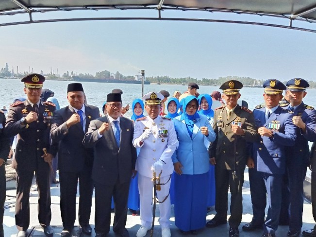   Foto bersama usai tabur bunga memperingati Hari Pahlawan di atas Geladak KAL Tedung TNI AL Dumai.
