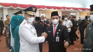 Pj Walikota Pekanbaru Muflihun dan Sekdako Pekanbaru M Jamil usai pelantikan di Gedung Daerah Riau.