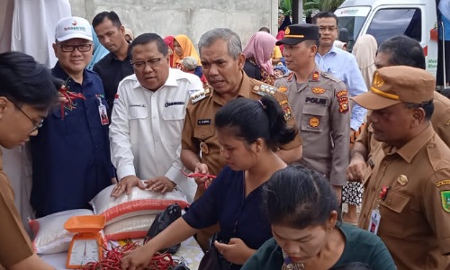 Kepala BI Perwakilan Riau, M Nur (kemeja putih) bersama Pj Bupati Kampar, Kamsos saat meninjau pasar murah di Desa Birandang, Kabupaten Kampar.(foto: barkah/halloriau.com)
