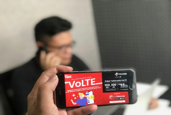 Layanan VoLTE merupakan layanan telepon dengan basis jaringan 4G LTE, di mana pelanggan dapat menggunakan internet tanpa terputus saat melakukan panggilan telepon agar #DiRumahBisaTerusProduktif sehingga koneksi data tetap berjalan lancar dan pekerjaaan tetap dapat dilakukan. Informasi lebih lanjut mengenai layanan VoLTE Telkomsel dapat diakses melalui www.telkomsel.com/volte.