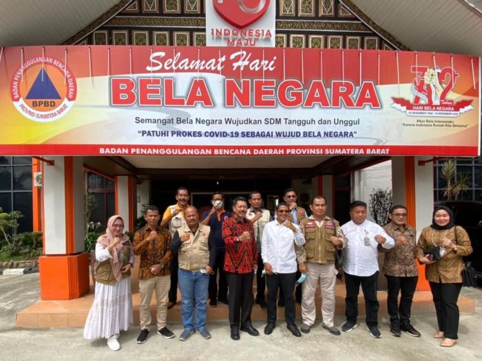 Foto bersama di sela kunjungan BPBD Riau ke Sumbar
