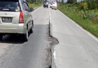 Jalan lintas Sumatera di Riau rusak dan retak-retak. FOTO: Dok Polres Rohil