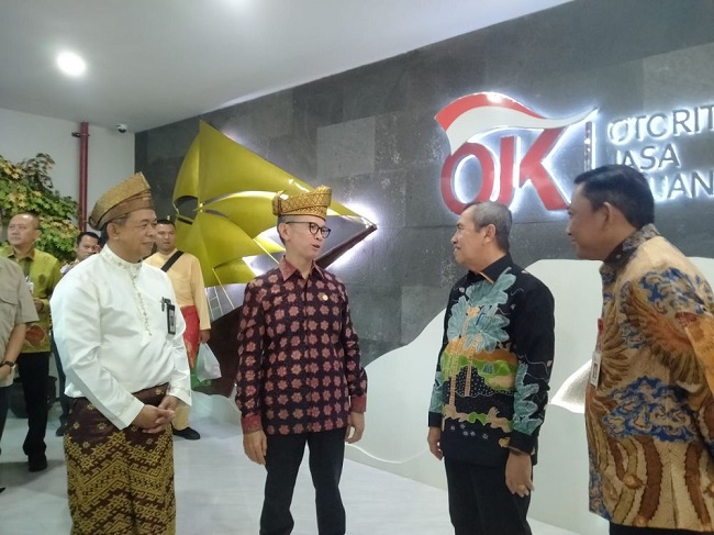 Gubernur Riau Syamsuar mengucapkan selamat atas peresmian kantor OJK Provinsi Riau