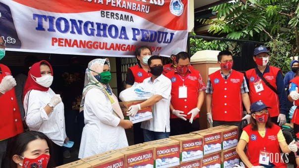 Pimpinan Dewan Kota Pekanbaru Azwendri Fajri, saat menyerahkan bantuan kepada warga Sekip.