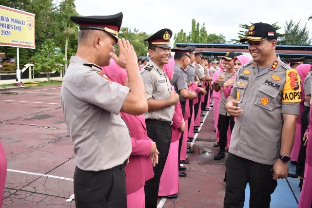 Kapolres Inhu AKBP Efrizal SIk saat pimpin giat Upacara Korp Raport Kenaikan Pangkat Personel Perwira dan Bintara Polres Indragiri Hulu Periode 1 Januari 2019.