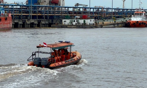 Tim SAR melakukan pencarian korban tenggelam tersapu ombak di Pulau Beting Aceh, Rupat Utara.(foto: bayu/halloriau.com)