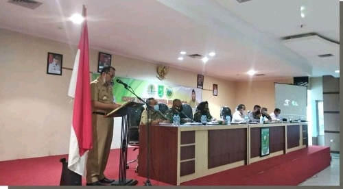 Wakil Bupati Inhu, H Junaidi Rachmat memberikan sambutan sebelum teken komitmen bersama tentang dukungan pelestarian hutan TNBT, Senin (11/10/2021).
