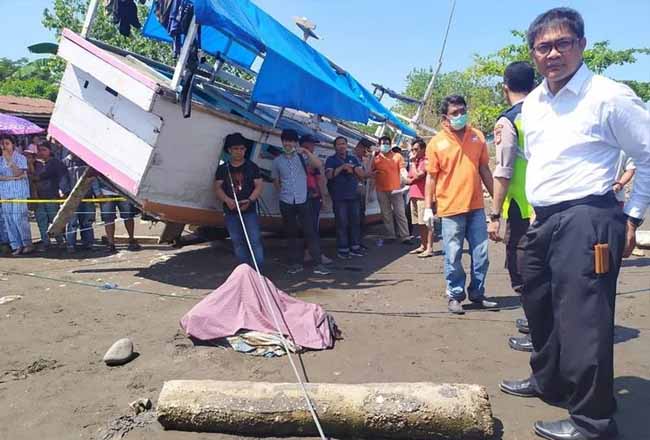 Sesosok mayat tanpa identitas yang ditemukan warga di tepi sungai Jeneberang, Kecamatan Tamalate, Makassar, Senin (18/11/2019). Foto: Kompas