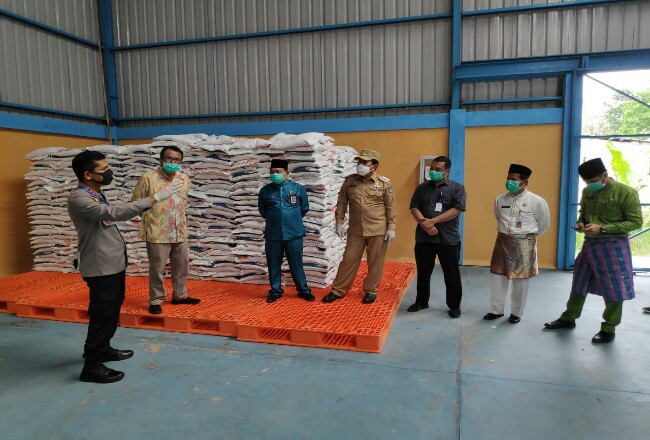 Kapolres Rohul AKBP Dasmin Ginting mengecek ketersediaan beras di Gudang Bulog.