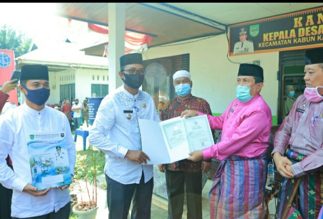 Bupati Sukiman didampingi Pejabat Eselon II, serahkan sertifikat program TORA ke warga Koto Ranah, Kecamatan Kabun saat kunker Bupati.