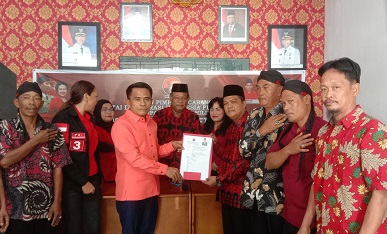 Zakifri kembalikan formulir ke tim penjaringan DPC PDI-P Rokan Hilir (foto/Afrizal)