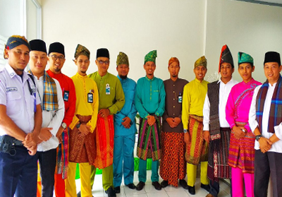 Pemimpin Unit Mikro KCP Pekanbaru Kota, Ade Agussetiawan (enam kanan) foto bersama staff BNI Syariah Kantor Cabang Pembantu (KCP) Pekanbaru Kota, Jalan Ahmad Yani, Jumat (20/4/2018).