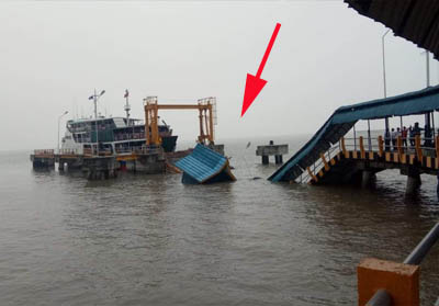 Tampak bagian pelabuhan Tanjung Buton yang ambruk dan tenggelam sebagian.