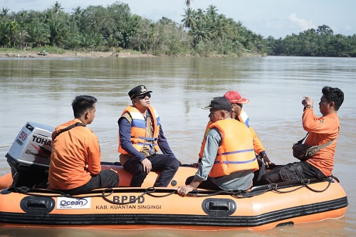 Bupati Kuantan Singingi, Suhardiman Amby ikut melakukan pencarian korban tenggelam di Sungai Kuantan (foto/ultra)