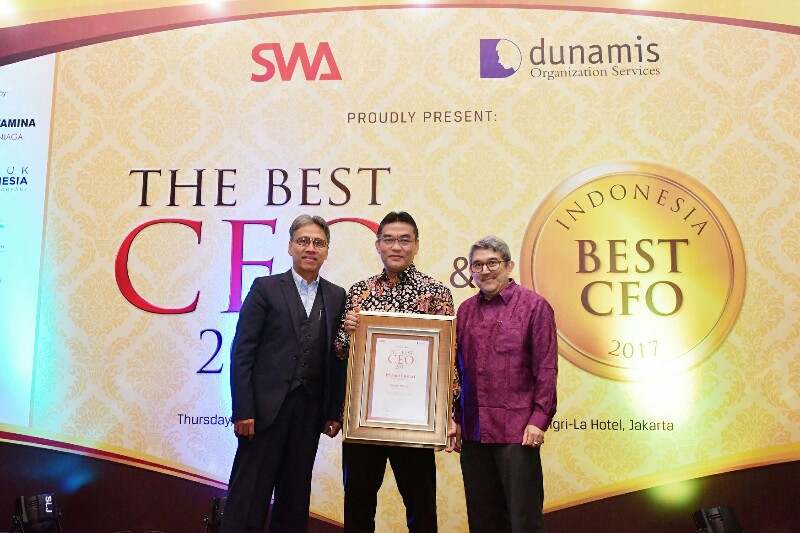 Chief Editor SWA Kemal E Gani didampingi Managing Partner Dunamis Organization Services,  Tommy Sudjarwadi menyerahkan The Best CEO Award 2017 kepada Dirut Bank Riau Kepri DR Irvandi Gustari di Jakarta. 