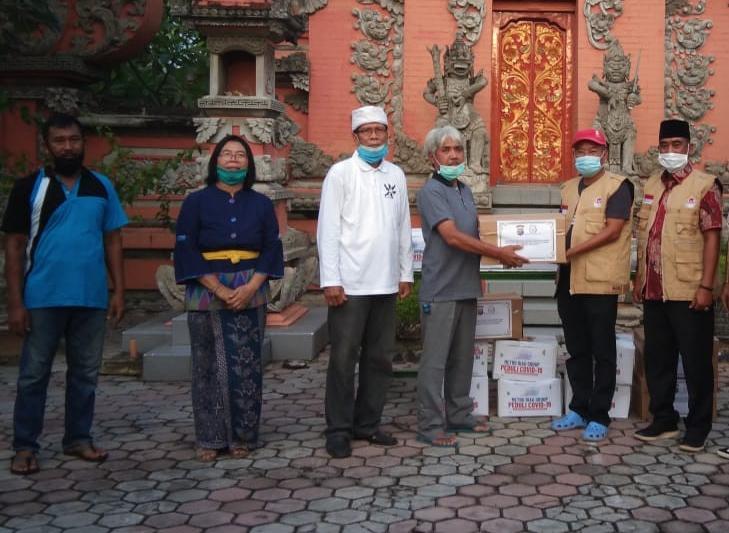 Rusli Ahmad secara simbolis langsung menyalurkan bantuan sembilan bahan pokok (sembako) kepada Ketua Pengurus Pura Agung Jagatnatha Pekanbaru Riau, Ketut Sujarwo.