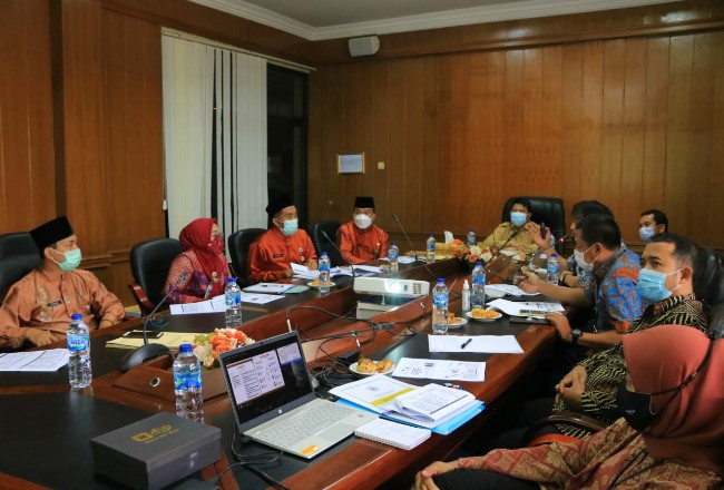 Pertemuan Pemkab Rohul dengan Direktorat Jenderal Pajak Riau, terkait mengoptimalkan penerimaan pajak pusat dan pajak daerah di Rohul.