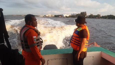 Tim SAR masih mencari pria yang lompat dari kapal di perairan Selat Bengkalis (foto/Bayu)