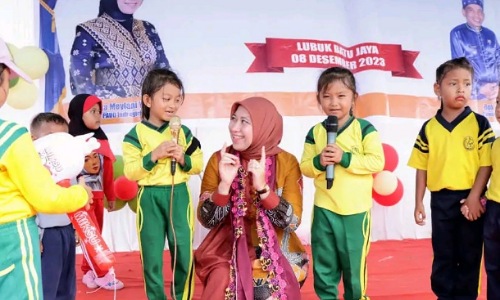Bupati Inhu, Rezita Meylani bersama anak-anak PAUD.(foto: andri/halloriau.com)