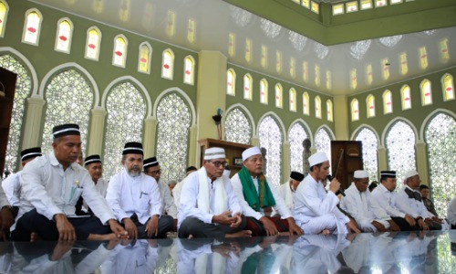 Wabup Siak, Husni Merza saat kegiatan ziarah ke makam para Sultan Siak.(foto: diana/halloriau.com)