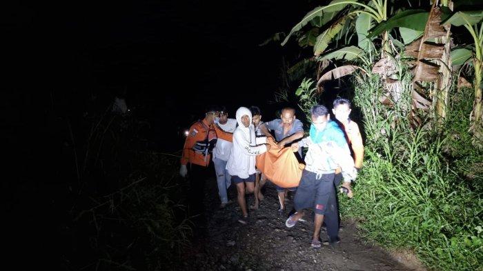 Petugas mengevakuasi pekerja tol yang hanyut di Sungai Batang Anai ke RSUD Padang Pariaman (foto/ist)