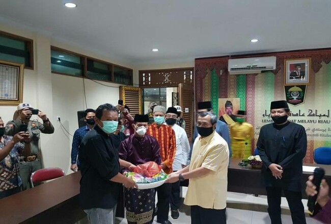 Gubernur Riau Syamsuar saat menyerahkan sembako. Foto: Riaupos