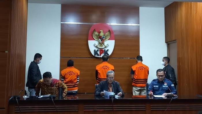 KPK saat ekspos kasus OTT Bupati Meranti M Adil, Kepala BPKAD Meranti dan Ketua Tim Pemeriksa BPK Perwakilan Riau M Fahmi Aressa.(foto: int)