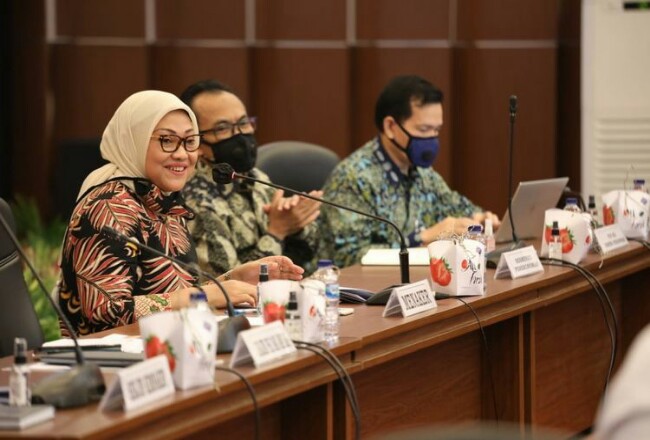 Menteri Ketenagakerjaan Ida Fauziyah saat membahas Omnibus Law RUU Cipta Kerja, di Jakarta beberapa waktu lalu. Foto: Kompas